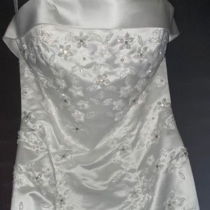 WEDDING DRESS/WHITE DRESS